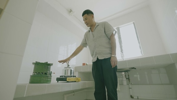 黃媽媽勒令他與哥哥學煮飯，6歲已懂得去街市買餸。