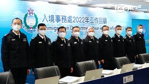 去年錄530萬出入境人次按年升1.7倍，連續3個月平均接獲10萬份護照申請創新高。（馮漢柱攝）