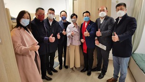 劉國勳（左三）指，簡約公屋比起劏房的環境改善得多。（劉國勳Facebook圖片）