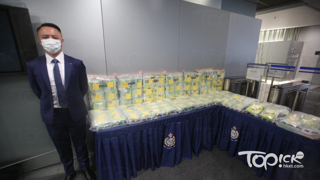 警方在觀塘麗港中心商場一便利店撿獲市值約5700萬元的懷疑冰毒。（曾秋文攝）