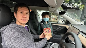 選委界議員吳傑莊昨帶學員賢仔去參觀AI養蟹工場。（吳傑莊Facebook圖片）