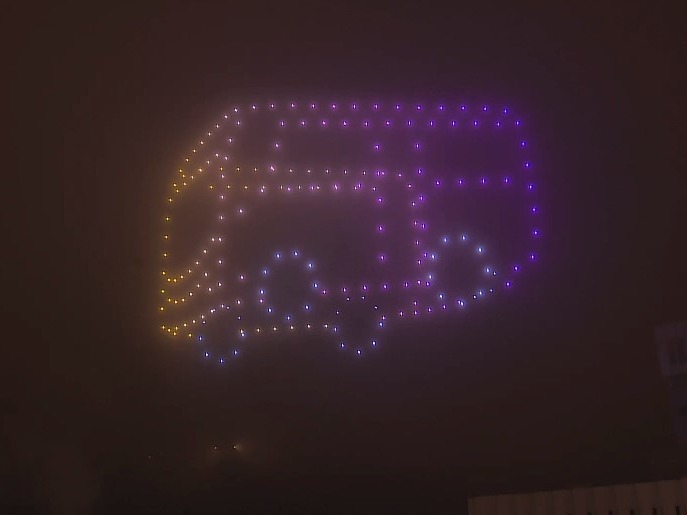 無人機表演在夜空呈現中大校巴圖案。（中大直播截圖）
