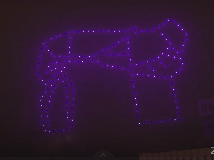 無人機表演在夜空呈現中大地標「烽火台」圖案。（中大直播截圖）