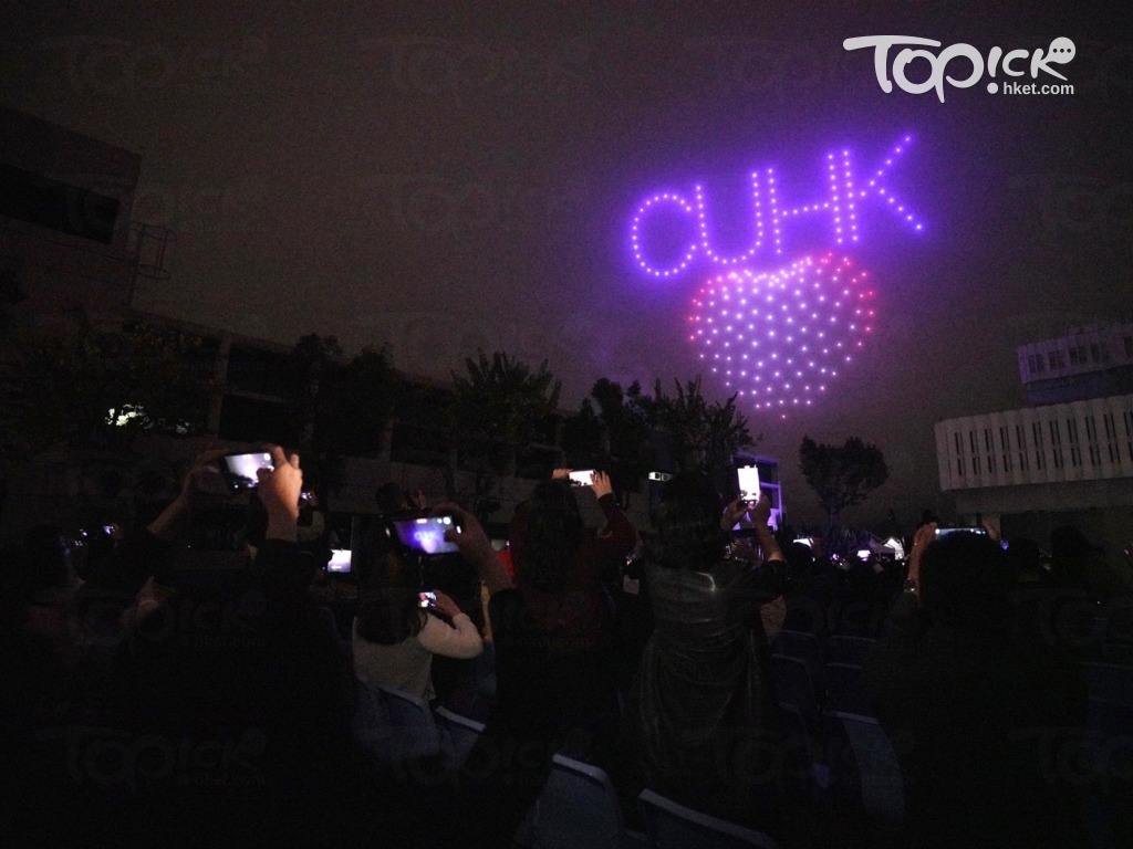 無人機表演在夜空呈現「CUHK」及心心圖案。（梁偉榮攝）