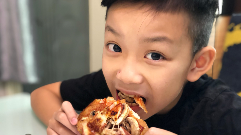 全職媽媽Kanris會在午餐中加入小朋友喜歡菜式，她直言兒子Jonatha最愛PIZZA。(受訪者提供照片)