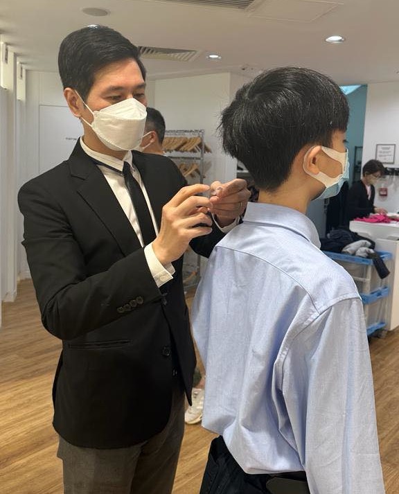 吳傑莊帶賢仔揀衫。（吳傑莊Facebook圖片）