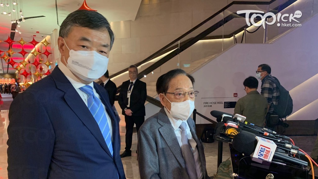 梁志堅（右）表示，無論如何都要撤銷樓市「辣招」。（區綽彥攝）