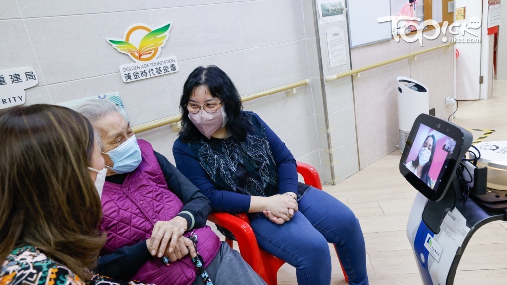 疫情期間院舍需限制親友探訪，「金醫生」的視像通訊功能，讓院友有更多機會跟外界溝 通，有助紓緩情緒。（市建局圖片）