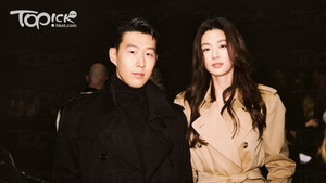 全智賢出席倫敦Burberry時裝展，化身小fans向球星孫興慜合照和索取簽名。（圖片品牌提供）