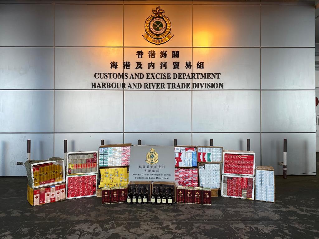 海關人員於2月13日檢獲的懷疑走私煙草產品和烈酒。（政府提供）