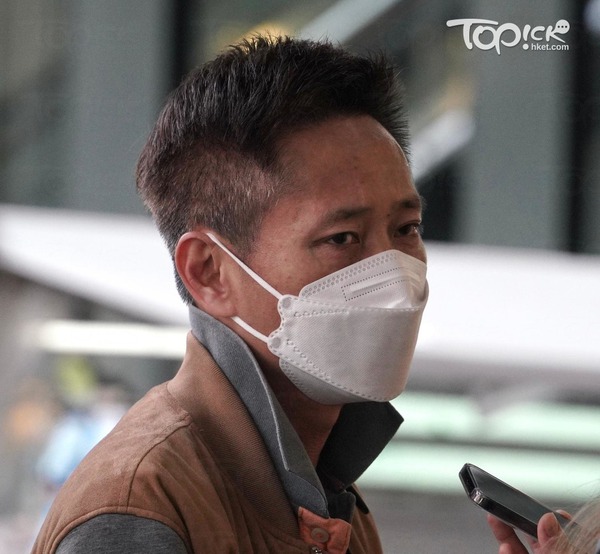 鄭先生認為半年前已經可以續步放寬口罩令。(梁偉榮攝)