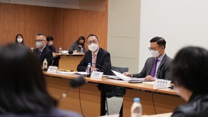 林定國(中)表示，督導委員會將全力推動及盡快開展「培訓計劃」，務求在社區不同層面推廣一致和正確的法治信息。(林定國fb圖片)