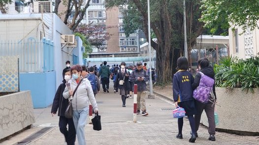 撤口罩令首早，網民表示街上仍有9成人戴口罩。（屯碼牛牛。留在香港FB）