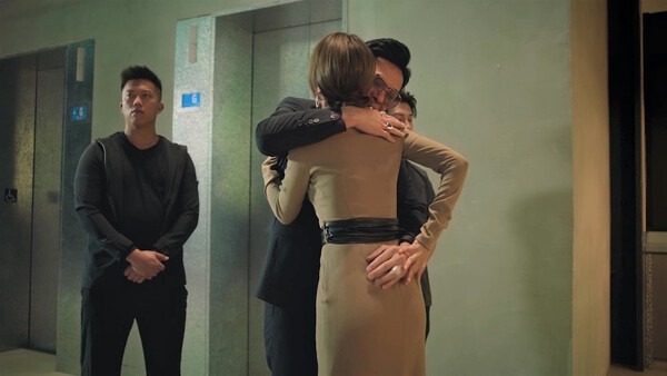 在劇中被郭政鴻及黃智賢輪流摸Pat。
