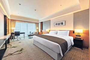  【JR東日本大飯店】房間設計四正，簡約樸素，加上暖色燈光感覺舒適。（酒店提供）