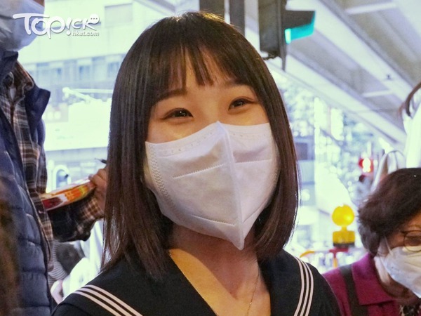 從内地來港讀書的劉小姐特地來體驗香港的傳統習俗。(林宇翔攝)