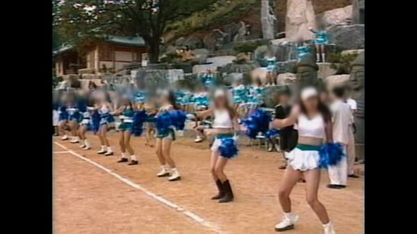 百多名女信徒做啦啦隊為教主打氣兼抹汗。（影片截圖）