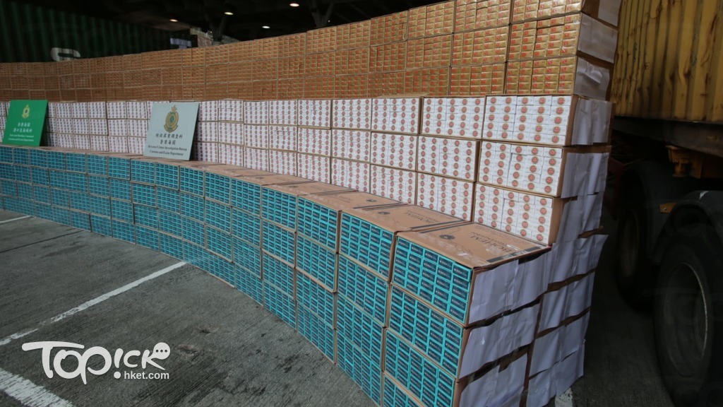 海關在油麻地、青衣檢獲2400萬支未完稅香煙，估計市值8900萬元。（曾秋文攝）