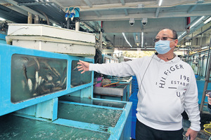 哥的魚檔有很多品種，主要售賣香港捕獲的本地貨。（張頌婷攝）