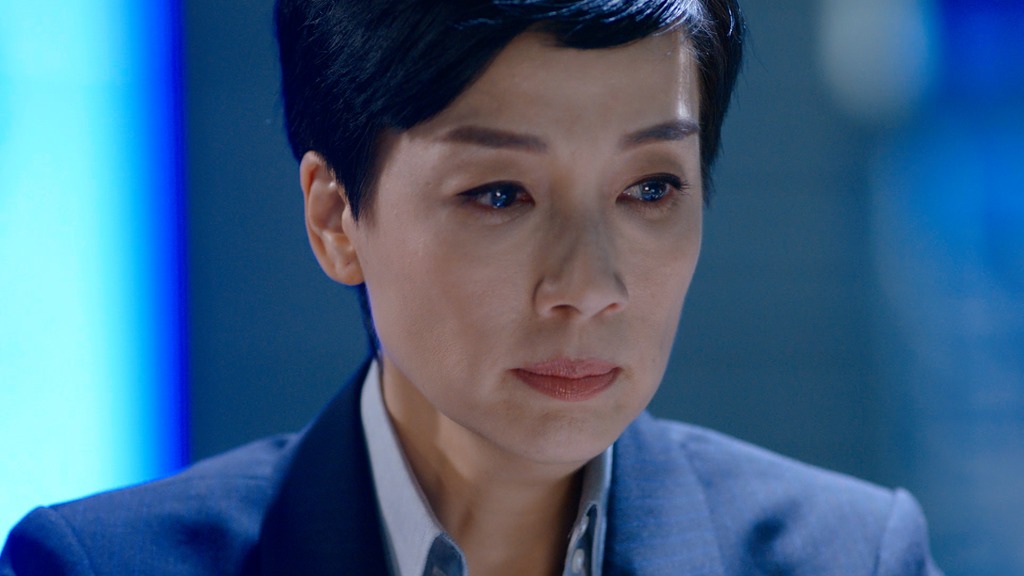 Madam Fong在控制室含淚指揮。