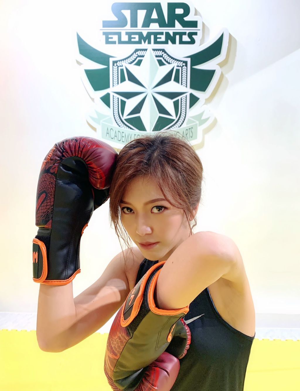 邱芷微本身也有學打泰拳。