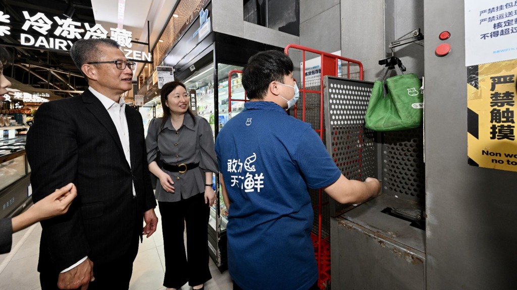 財政司司長陳茂波（左一）到訪廣州市的盒馬網路科技有限公司。（政府新聞處圖片）