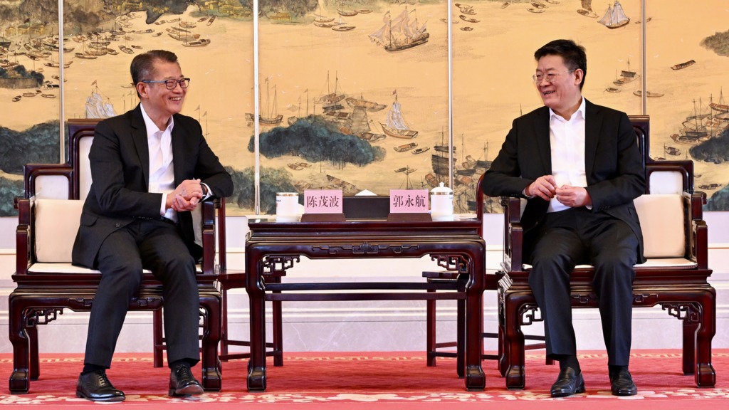 財政司司長陳茂波（左）今日（三月十五日）到訪廣州市，與廣州市市長郭永航（右）會面。（政府新聞處圖片）
