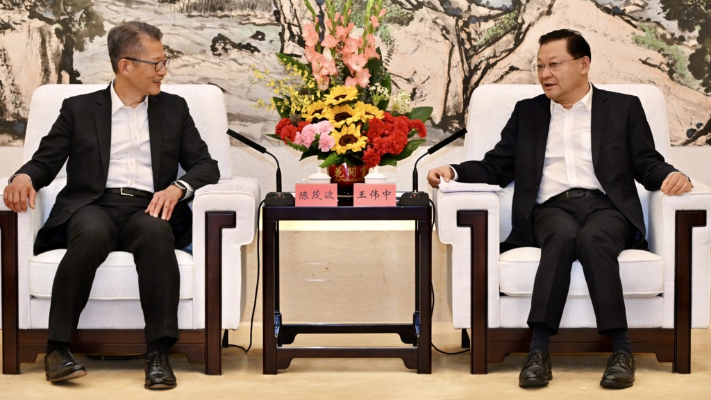 財政司司長陳茂波（左）今日（三月十五日）到訪廣州市，與廣東省省長王偉中（右）會面。（政府新聞處圖片）