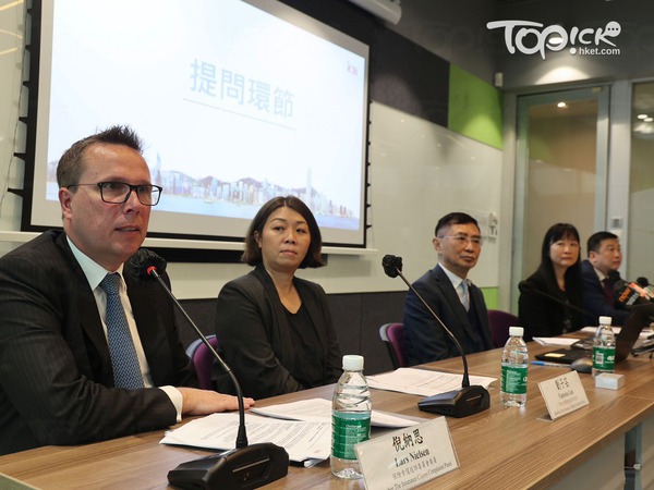 「保險索償投訴委員會公布2022年索償投訴數字」發布會。（左一）委員倪納思。（左二）委員劉子芸。 （左三）委員會主席徐福燊。（右二）委員李紫蘭。（右一）委員丘振雄。（陳靜儀攝）