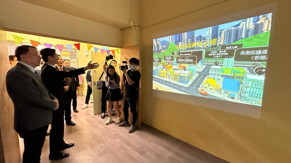 吳傑莊（左二）向陳國基（左一）介紹元宇宙辦公室運作。（聯合辦事處供圖）