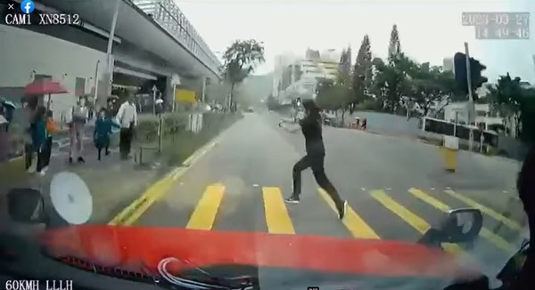 女途人突然衝出馬路。(車cam L(香港群組)影片截圖)