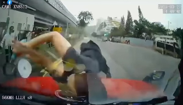 女途人突然衝出馬路,被的士撞到。(車cam L(香港群組)影片截圖)