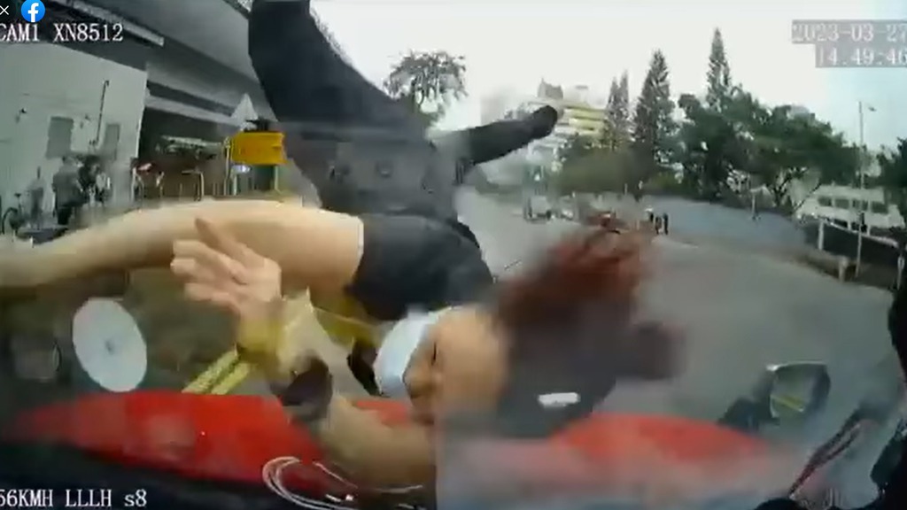 一名女途人無留意交通燈，被的士撞飛。