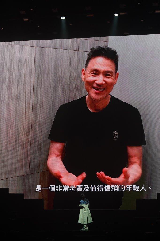 學友現身。