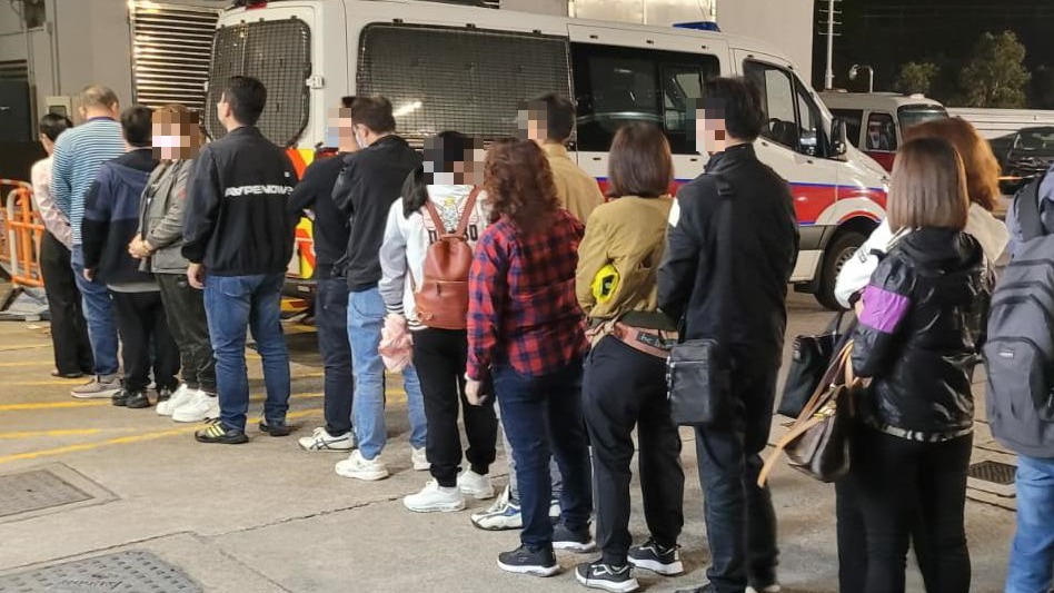 警方於秀茂坪搗破疑非法麻雀賭場，檢小量現金及拘18人（警方提供）