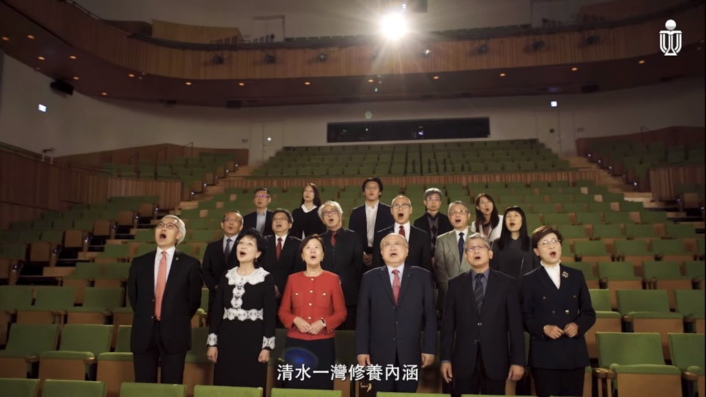 香港科技大學校歌今日（31日）出爐，科大校長葉玉如（圖中紅衣者）亦有份登場。（影片截圖）