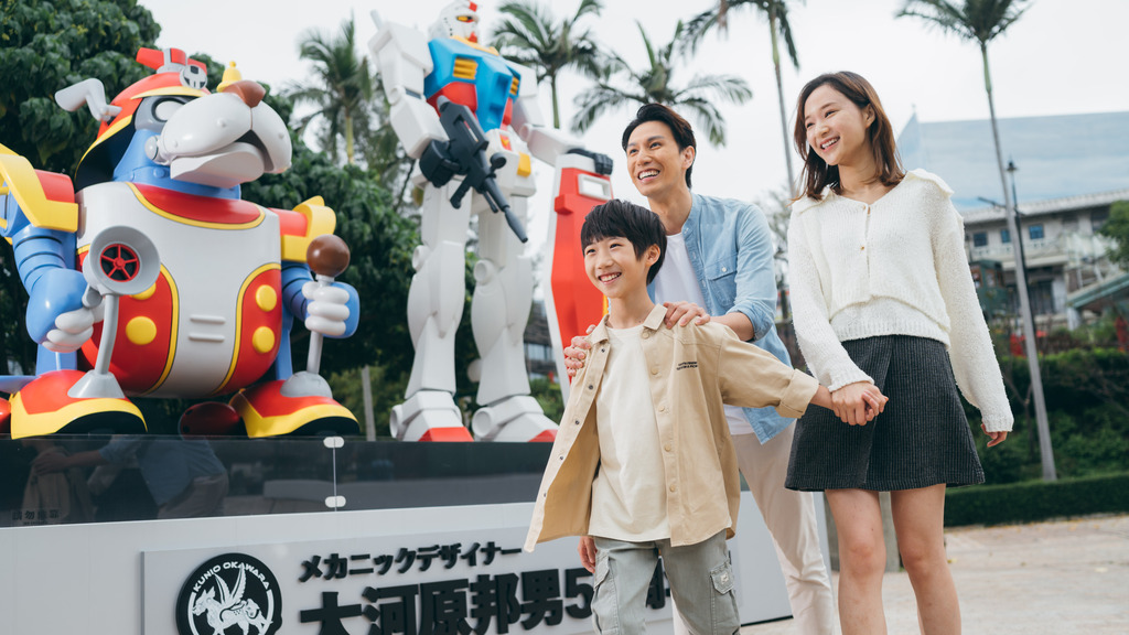 高3米的元祖「RX-78-2高達」和2米高「雙俠狗」模型。（海洋公園提供）