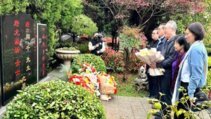 唐英年今日和家人一起回家鄉無錫，拜祭父親唐翔千。（受訪者提供）