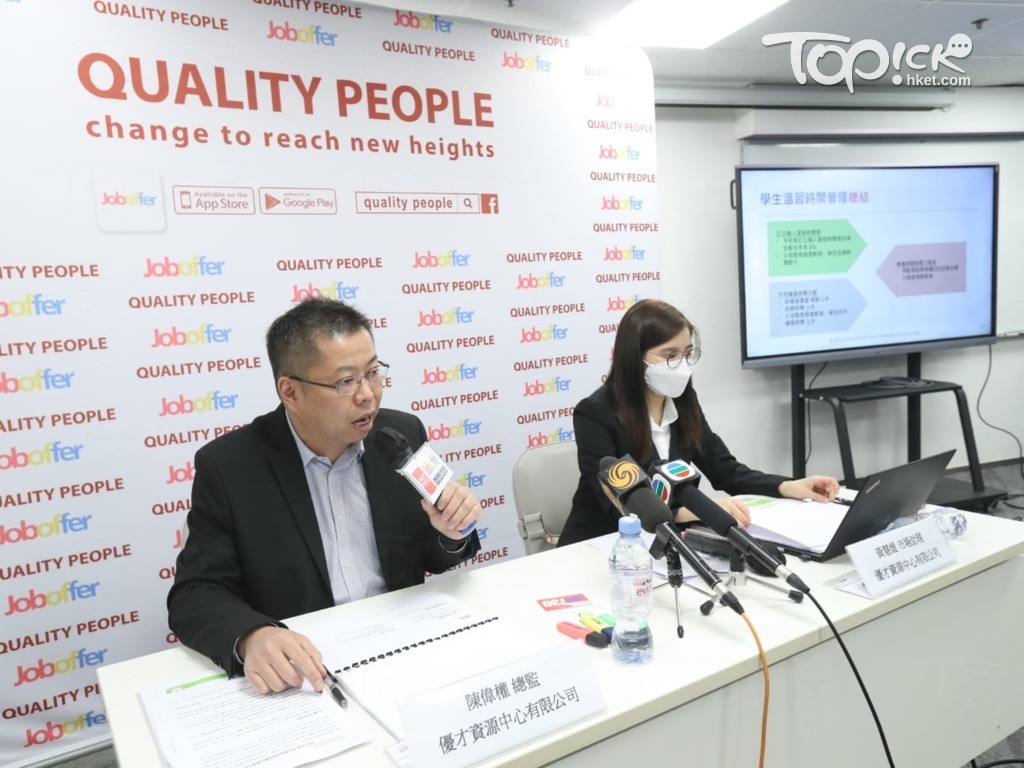 優才資源中心進行2023DSE考試問卷調查，了解學生溫習時間及壓力管理。（左）優才資源中心總監陳偉權。（右）優才資源中心市場助理黃慧媛。（黃建輝攝）