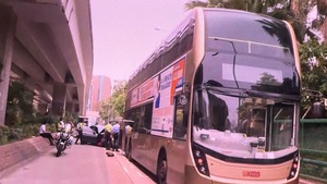 油麻地私家車追尾撞巴士，5人輕傷。（Facebook 馬路的事 (即時交通資訊台)）