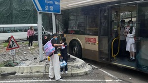 一輛載有多名學童的巴士與私家車相撞。（Facebook 馬路的事討論區）
