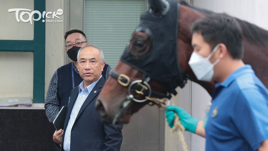 馬會兩地馬房營運部主管鄭奇龍（中）。（陳靜儀攝）