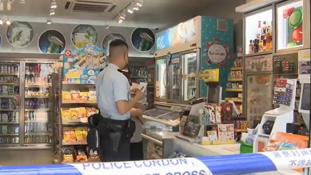 今早（30日）1名賊人闖入長沙灣道一間便利店行劫。（有線新聞影片截圖）
