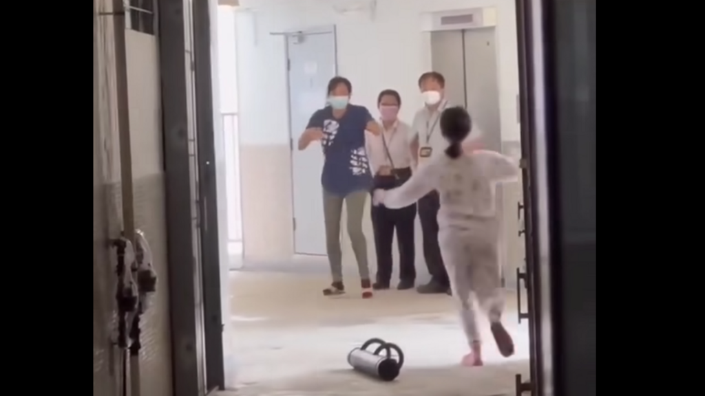 女童撲向單位外正等候的母親懷中放聲大哭。