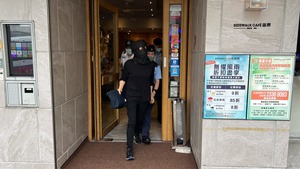 其中一名女同事遭黑布蒙頭帶返警署。