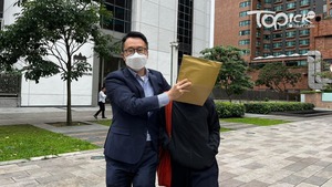 被告麥偉琪（右）急步走出法院。（陳曉欣攝）