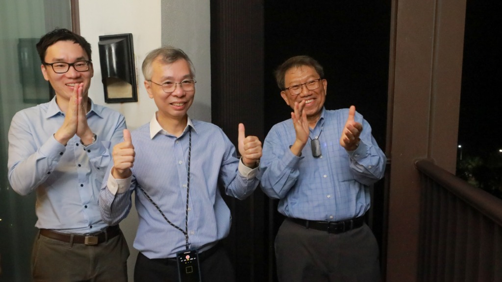 中大校長段崇智（右一）與卓敏生命科學教授暨農業生物技術國家重點實驗室主任林漢明（中），慶賀大豆固氮菌隨天舟六號貨運飛船成功升空。（中大圖片）