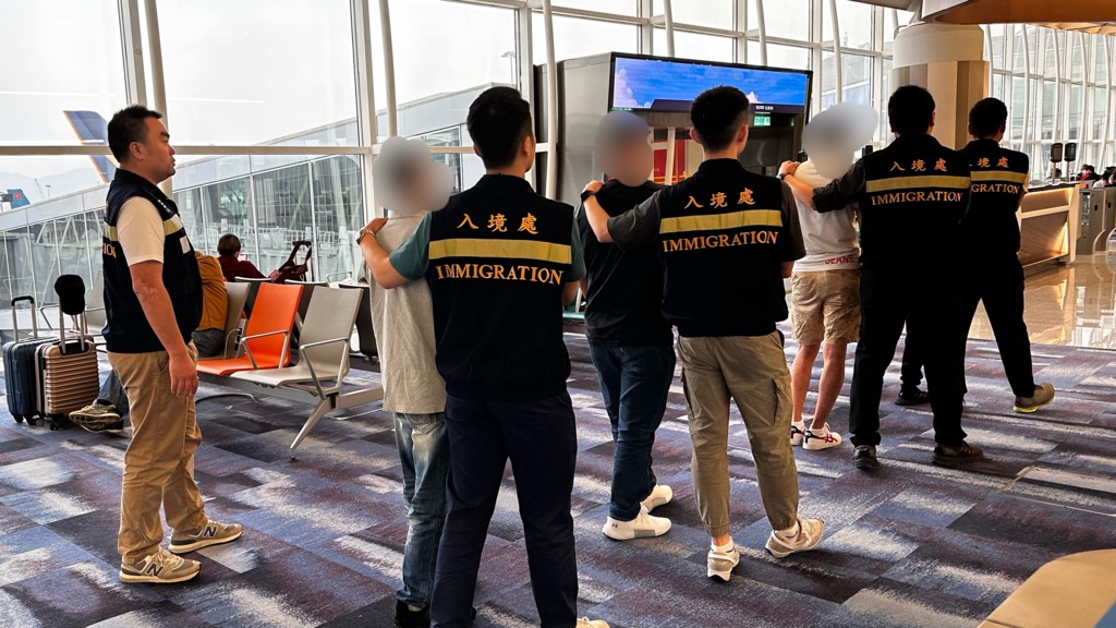 23名越南人被遣返回國，大多涉免遣返聲請不成功。（入境處提供）