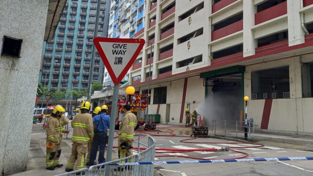 屯門搬運工人打翻硫酸，警方封閉附近街道戒備。