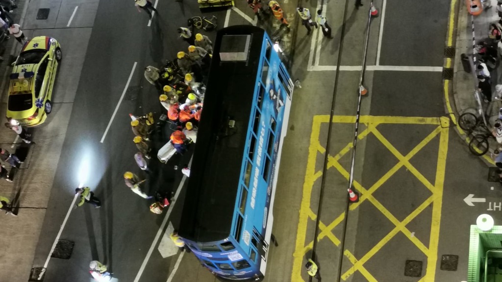 一名男子踩單車期間遭電車撞倒，被困車底。